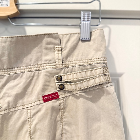 ONLY High Waist Pale Khaki Darted Shorts with Colorful Pattern Lining, Size 28 - Picture 5 of 11